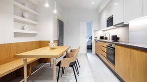 Una cocina moderna con armarios de madera, una isla central y electrodomésticos integrados.