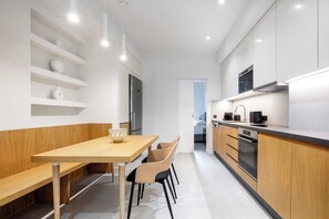 Departamento Deluxe | Cocina privada | Refrigerador con congelador, microondas y parrilla de estufa 
