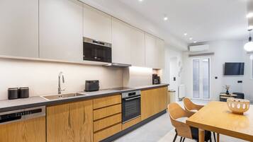 Refrigerador con freezer, microondas, placa de cocina, lavavajillas