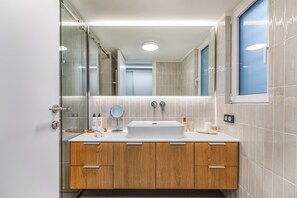 Deluxe Apartment | Bathroom | Eco-friendly toiletries - Plaka Clio Apartment by A&A Residences (Athens)