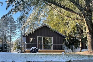 Exterior - Talbot - Pineview - Two Bedroom Cottage, Sleeps 5 (Kawartha Lakes)