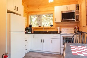 Private kitchen - Talbot - Pineview - Two Bedroom Cottage, Sleeps 5 (Kawartha Lakes)