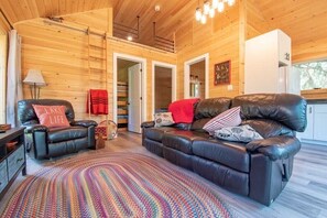 Smart TV, fireplace, DVD player - Talbot - Pineview - Two Bedroom Cottage, Sleeps 5 (Kawartha Lakes)