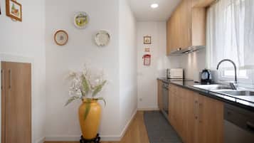 Køleskab, mikrobølgeovn, ovn, kogeplade