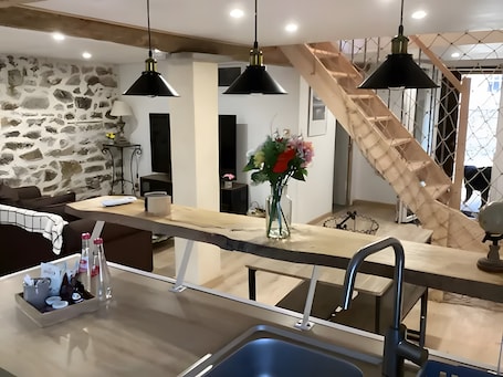 内装. Apartment 'Appartement De Charme Saint-Romain' with Wi-Fi and Air Conditioning