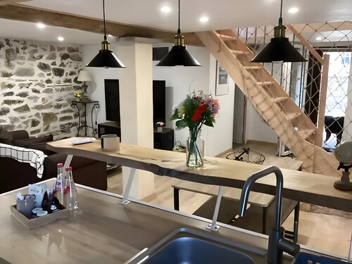 Apartment 'Appartement De Charme Saint-Romain' with Wi-Fi and Air Conditioning