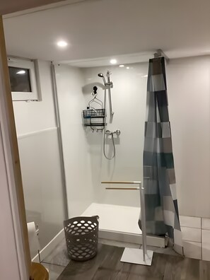 Ducha, artículos de tocador gratuitos, toallas
