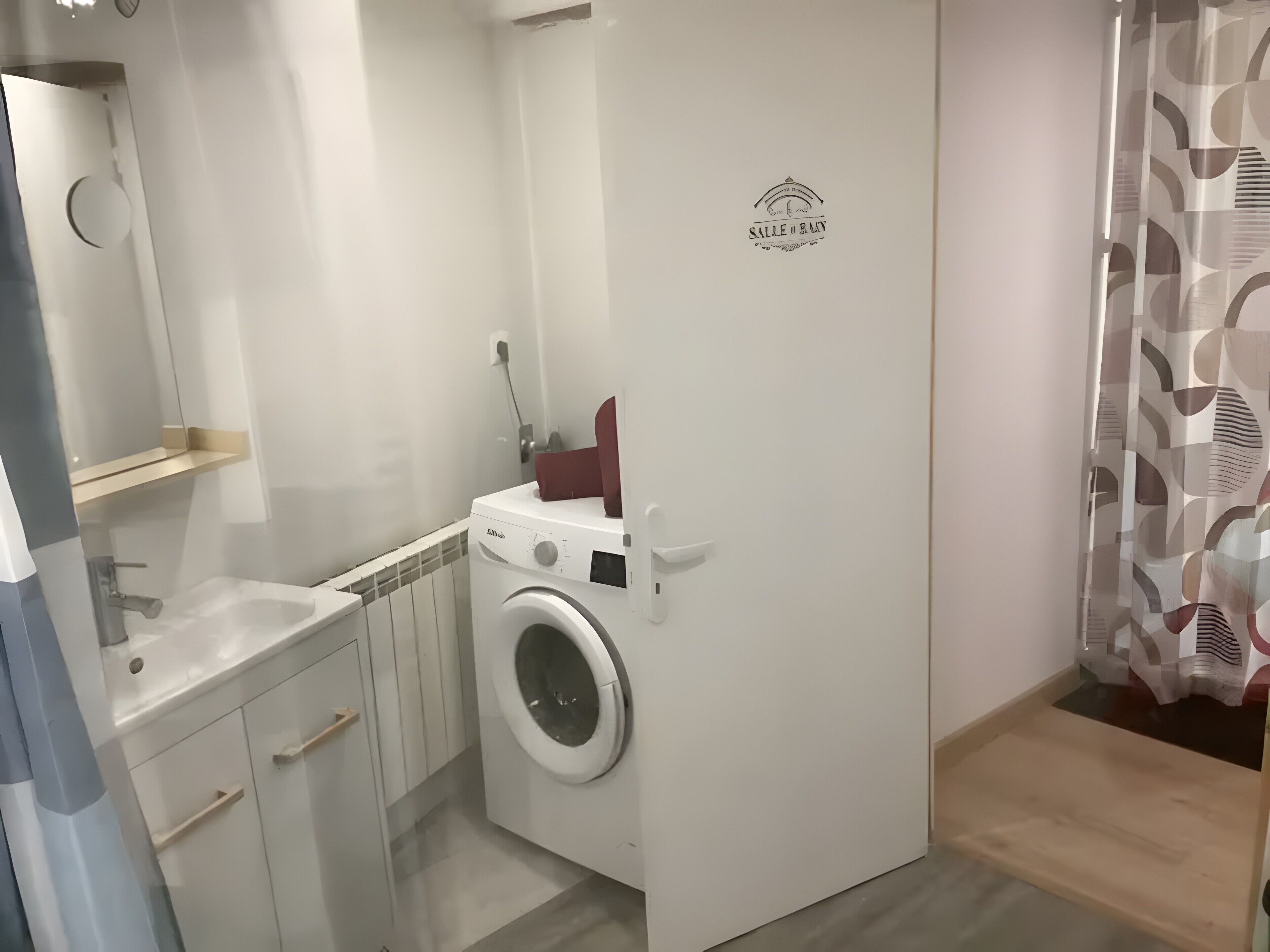 Dusche, kostenlose Toilettenartikel, Handtücher