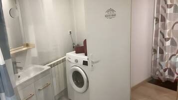 Dusche, kostenlose Toilettenartikel, Handtücher