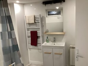 Ducha, artículos de tocador gratuitos, toallas