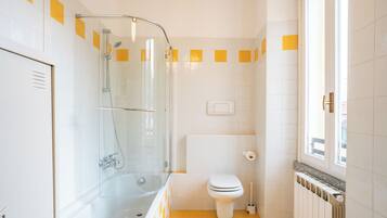 SĂšche-cheveux, serviettes fournies, shampoing, papier toilette