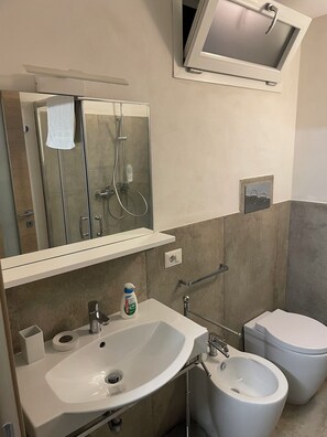 Shower, hair dryer, bidet, towels - Recent construction, central, all amenities (Pozzallo)