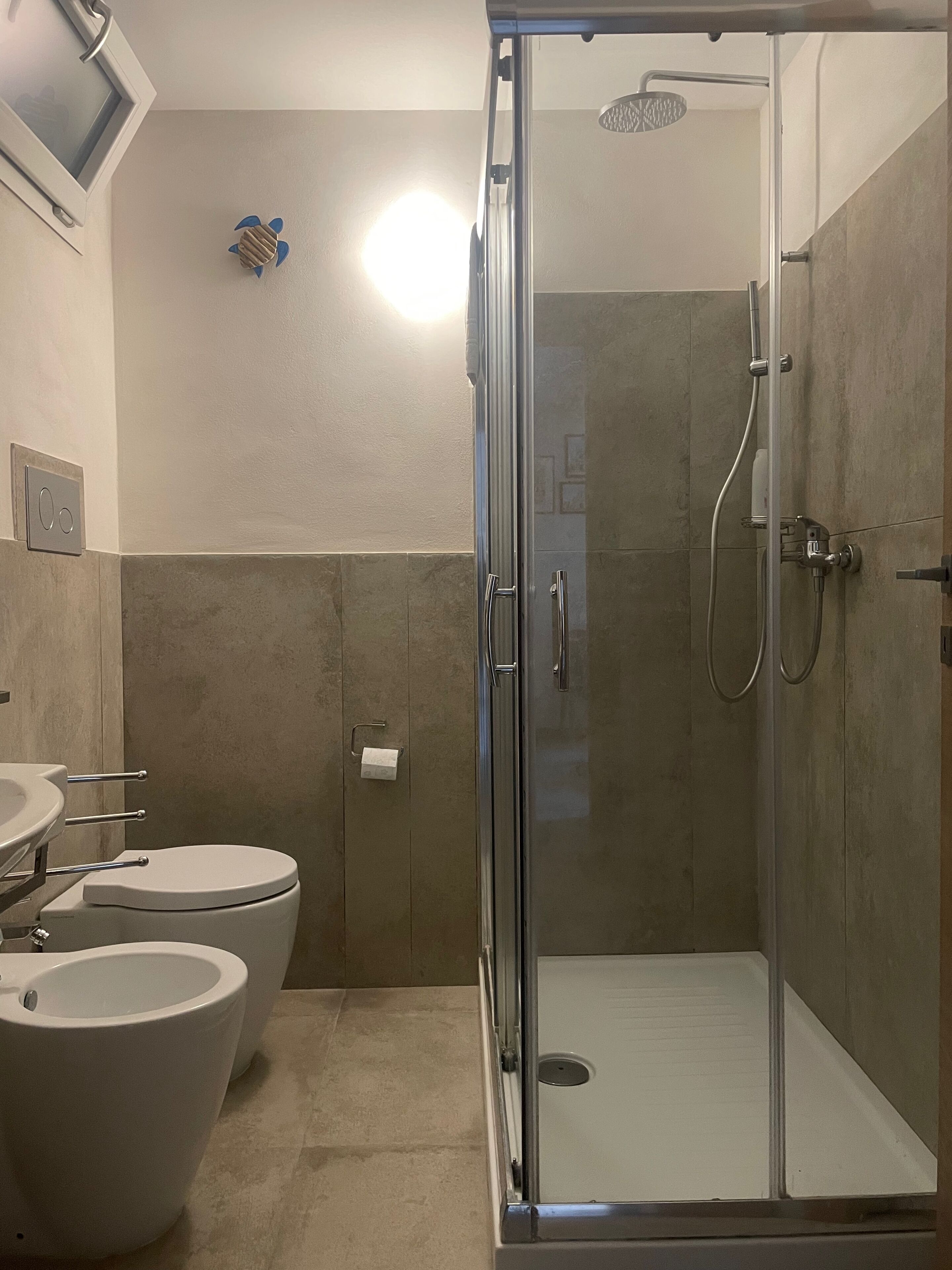 Douche, sèche-cheveux, bidet, serviettes fournies