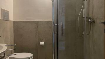 Douche, sèche-cheveux, bidet, serviettes fournies