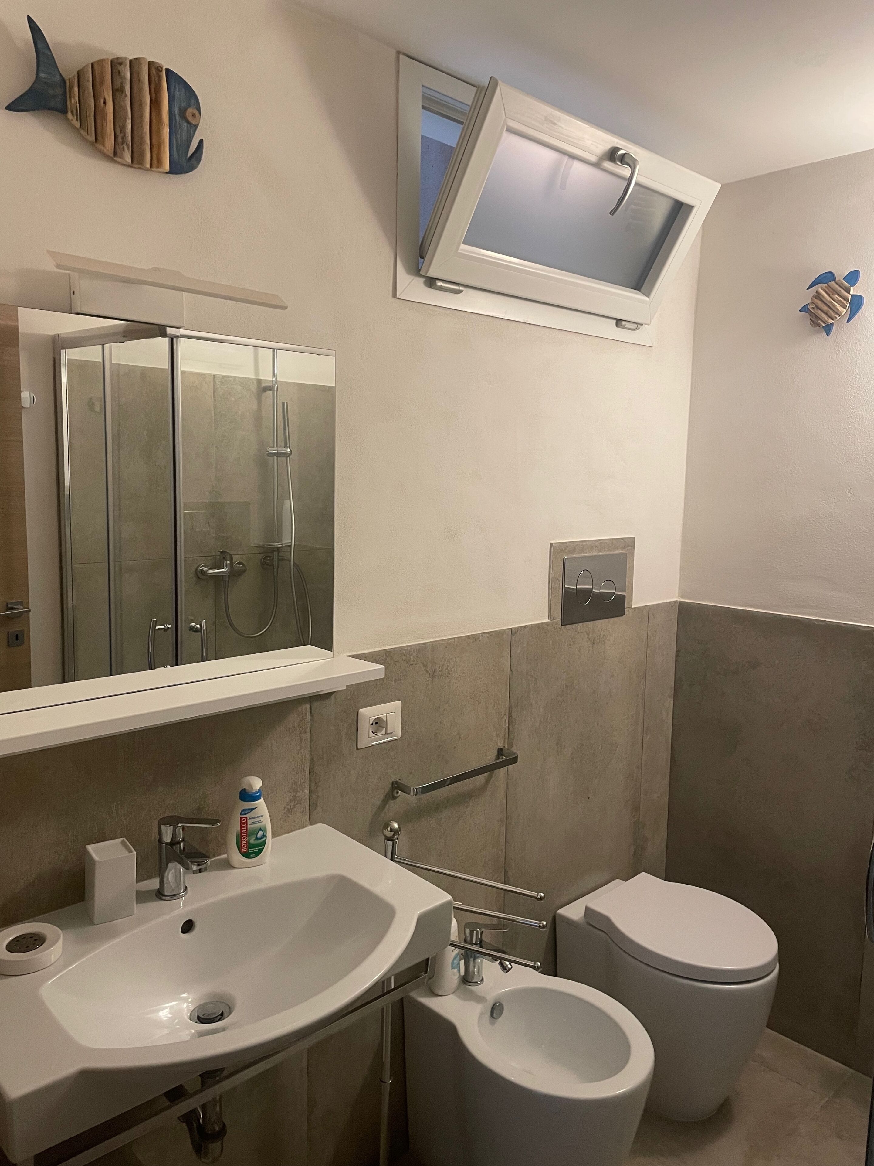 Douche, sèche-cheveux, bidet, serviettes fournies