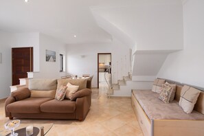 TV - Villa 'Neves' with Mountain View, Private Pool and Private Terrace (Albufeira)