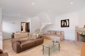 TV - Villa 'Neves' with Mountain View, Private Pool and Private Terrace (Albufeira)