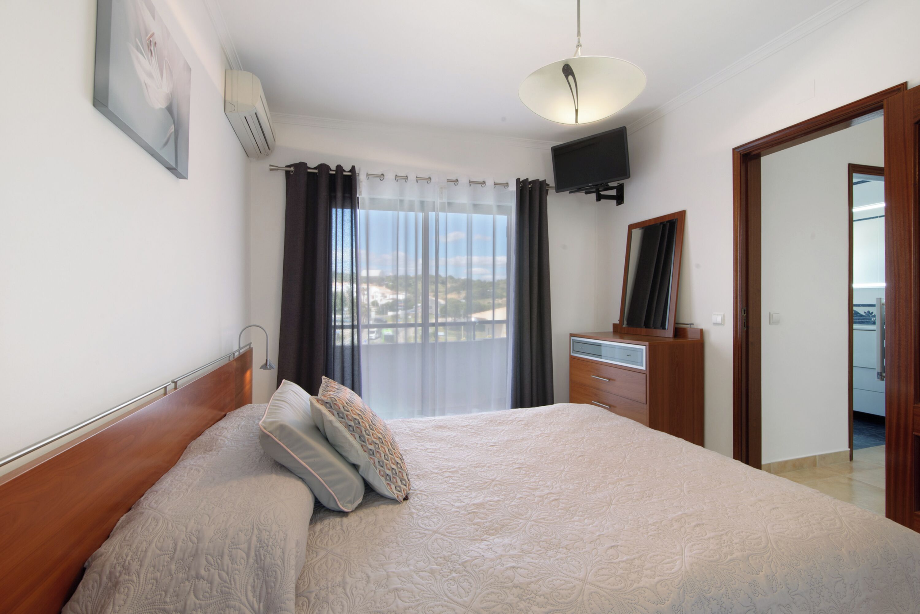 2 室のベッドルーム、WiFi (無料)