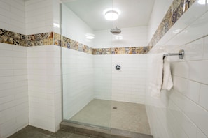 Loft, 2 quartos | Banheiro | Chuveiro, chuveiro com efeito de chuva, produtos de toalete grátis