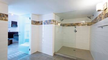 Loft, 1 Bedroom, Non Smoking, Kitchen | Bathroom | Shower, rainfall showerhead, free toiletries, hair dryer