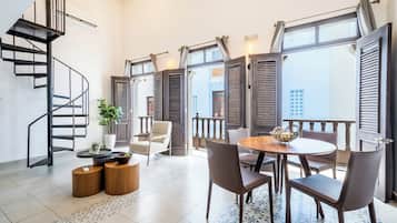 Loft, 2 quartos, sacada | Área de estar | Smart TV 50 polegadas com canais digitais, Netflix, Hulu