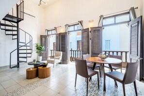 Loft, 2 habitaciones, balcón | Área de sala de estar | Smart TV de 50 pulgadas con canales digitales, Netflix y Hulu 