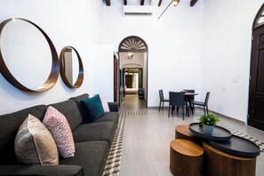 Loft, 2 habitaciones | Área de sala de estar | Smart TV de 50 pulgadas con canales digitales, Netflix y Hulu 