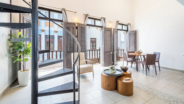 A spacious room with a staircase, a dining area, and large windows. - 153 Luna by Stay with Bear (San Juan)