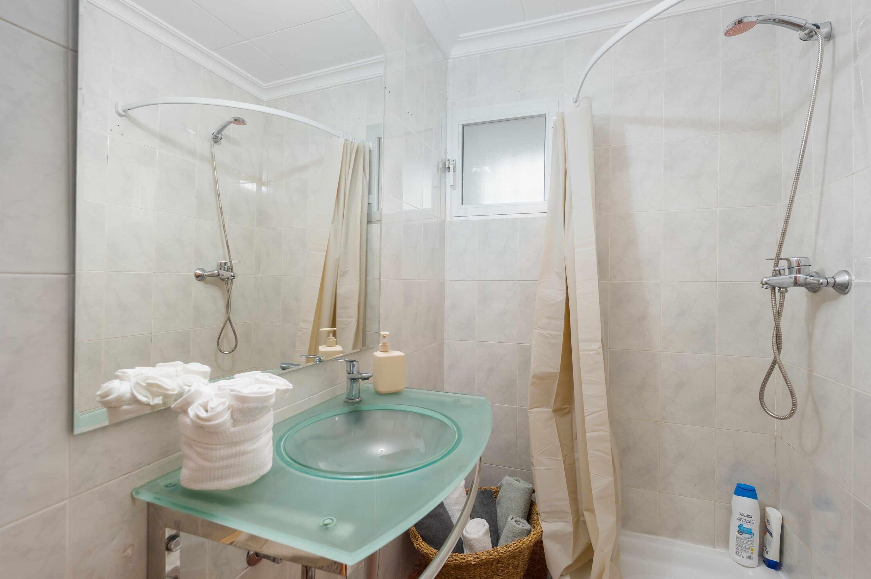 Douche, sèche-cheveux, serviettes fournies