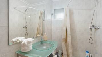 Douche, sĂšche-cheveux, serviettes fournies