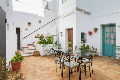 Apartment 'Lucero' with Shared Garden, Wi-Fi and Air Conditioning