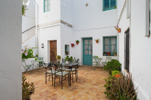 Apartment 'Lucero' with Shared Garden, Wi-Fi and Air Conditioning