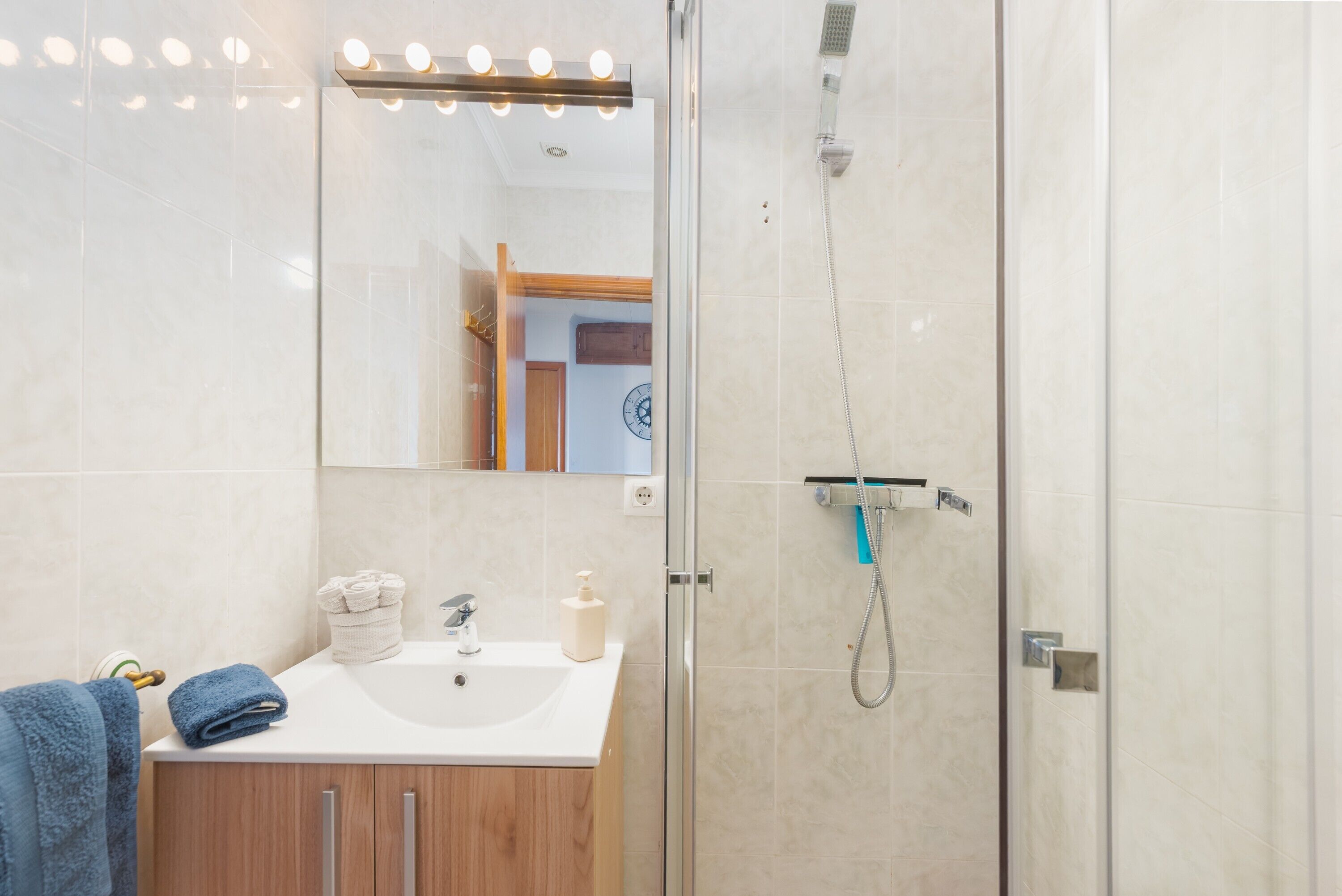 Een douche, een haardroger, handdoeken