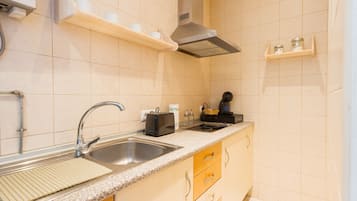 Refrigerador, microondas, placa de cocina, cafetera/tetera