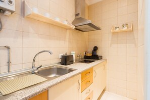 Refrigerador, microondas, placa de cocina, cafetera/tetera