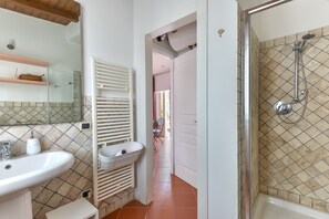 Shower, towels - Apartment 'Margherita' with Sea View, Private Terrace and Balcony (Capo D'arco)