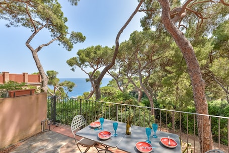 屋外ダイニングエリア. Apartment 'Margherita' with Sea View, Private Terrace and Balcony