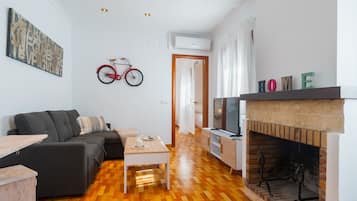 Una televisión, una chimenea