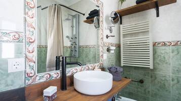 Een douche, een haardroger, handdoeken