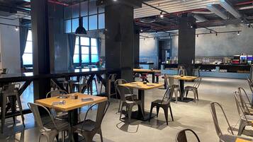 Petit déjeuner buffet (25 EUR par personne)