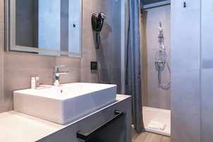 Shower, free toiletries, hair dryer, towels