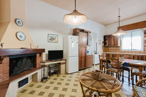 Televisión y chimenea 