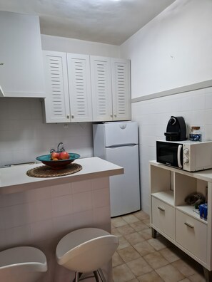 Kühlschrank, Mikrowelle, Herdplatte, Wasserkocher mit Kaffee-/Teezubehör