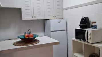 Refrigerador, microondas, placa de cocina, cafetera/tetera