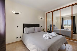 A hotel room with a large bed, a mirror, and a view of the outdoors. - Villa Ramos – Retreat in Lagos (Lagos)