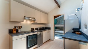 Een moderne keuken met inbouwapparatuur, een vaatwasser en een magnetron.