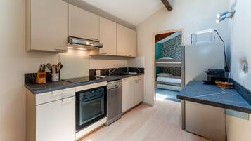 Kylskåp, mikrovågsugn, ugn och spishäll