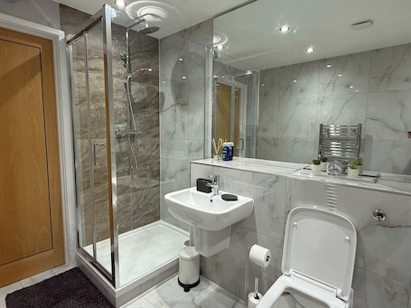 Apartment | Bathroom | Shower, towels. Quaint Bracknell Apartment With Two Bedrooms