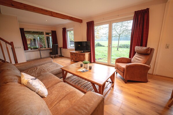 Smart-TV, bøker og stereoanlegg