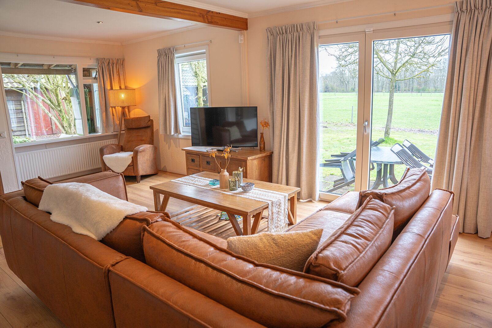 Smart TV, libros y estéreo 